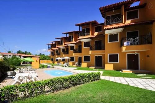 een villa met een zwembad in een resort bij Merepe Residencial in Porto De Galinhas