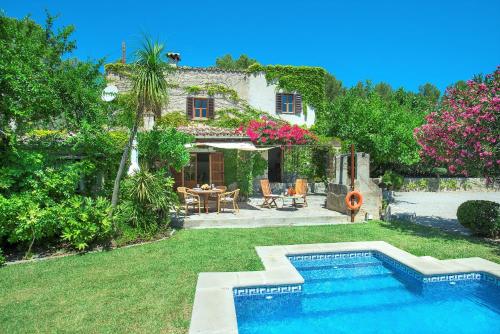 ポリェンサにあるOwl Booking Villa El Campet - Rustic Stayの庭前のスイミングプール付き家