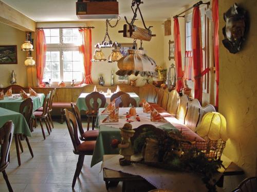 - une salle à manger avec une table, des chaises, une table et des chaises dans l'établissement Hotel Reinhold, à Gummersbach
