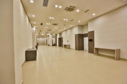 an empty hallway with white walls and a long white floor at Go Inn Santo André in Santo André