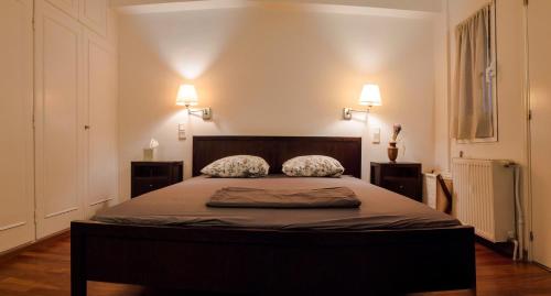een slaapkamer met een bed met 2 kussens erop bij Penthouse in Kolonaki in Athene