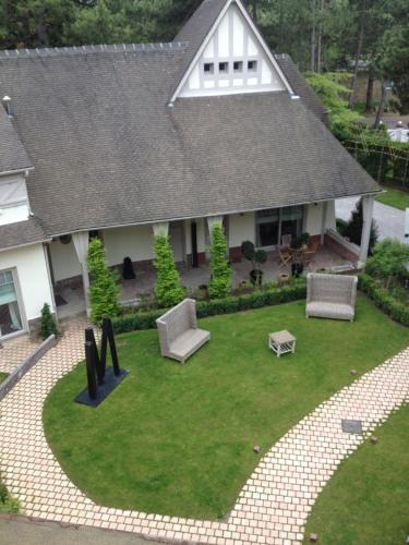 an aerial view of a yard with a house at Demeure d'Hôtes Haec Otia in Le Touquet-Paris-Plage
