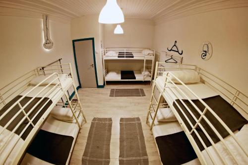 מיטה או מיטות קומותיים בחדר ב-My Hostel