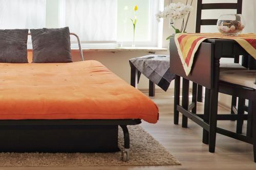 Un pat sau paturi într-o cameră la Bungalow am Stadtrand