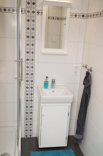 Ένα μπάνιο στο Bungalow am Stadtrand