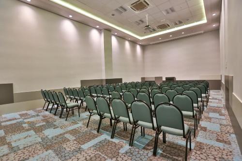 a row of chairs in a room with a wall at Hilton Garden Inn Santo Andre in Santo André