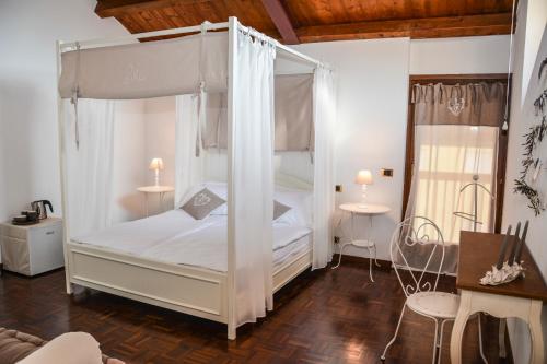 A bed or beds in a room at Villa degli Olivi Relais