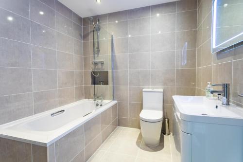 Suite Life Serviced Apartments - Old Townにあるバスルーム