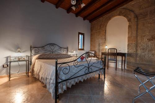 Tempat tidur dalam kamar di B&B Batarà - "La Terrazza del Centro"