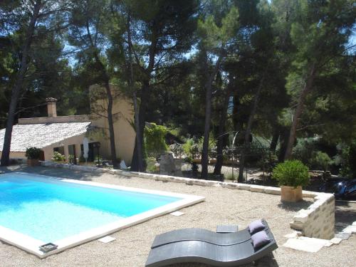 une piscine devant une maison dans l'établissement Lou Ventoulet, à Mouriès