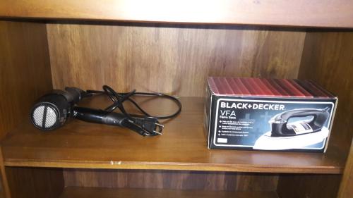 a black detector and a box on a wooden shelf at Flat da Pousada Avalon (Bolinha) in Alto Paraíso de Goiás