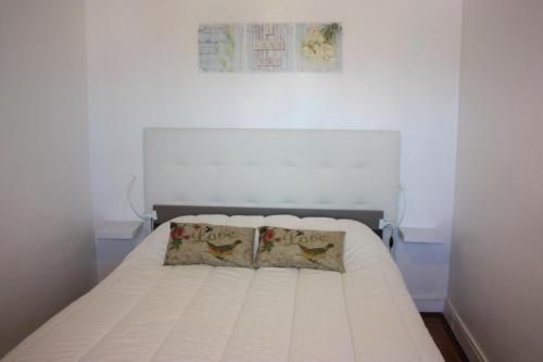 リスボンにあるCastle View Mouraria - 6 personsのベッド1台(枕2つ付)