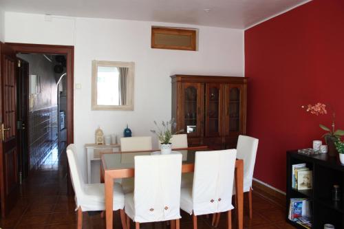 リスボンにあるCastle View Mouraria - 6 personsのダイニングルーム(テーブル、白い椅子付)