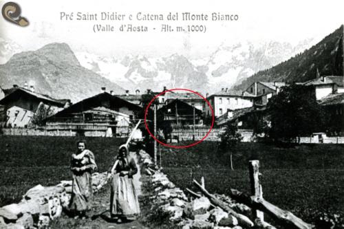 an old photo of two women standing in a field at Appartamenti Lo Scoiattolo - Noce e Nocciola in Pré-Saint-Didier
