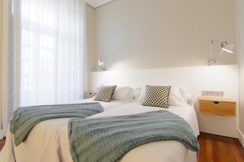 two beds sitting next to each other in a bedroom at Pazo de Mendoza in Baiona