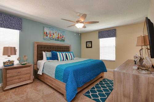 a bedroom with a bed and a ceiling fan at DISNEY area Luxurious House-Private Pool in Kissimmee
