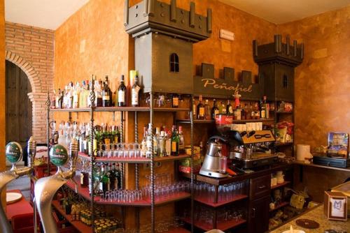 een bar met veel flessen alcohol bij Complejo Peñafiel in Zarza la Mayor
