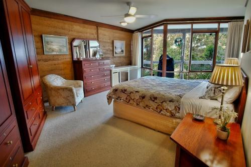 1 dormitorio con 1 cama, 1 silla y 1 mesa en The Coombe on Wilson Inlet en Denmark