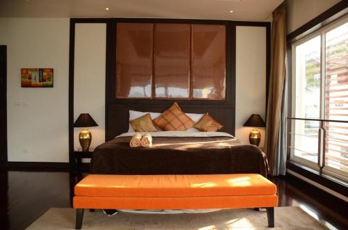 sypialnia z łóżkiem z dwoma butami w obiekcie AW ONE Patong Villa w Patong Beach
