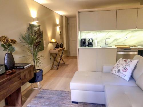 HOMEinTOWN Almada - Downtown Elegant Apartment - Terrace AC & WIFI