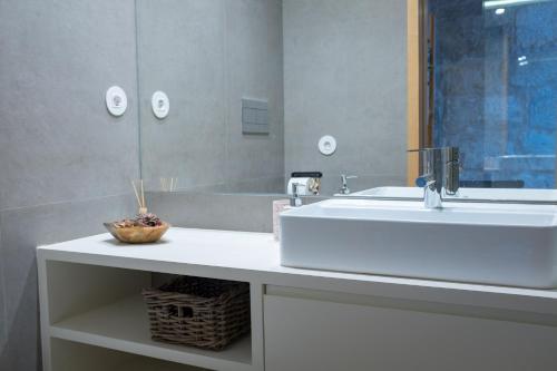 HOMEinTOWN Almada - Downtown Elegant Apartment - Terrace AC & WIFI