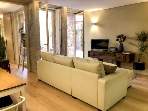 HOMEinTOWN Almada - Downtown Elegant Apartment - Terrace AC & WIFI