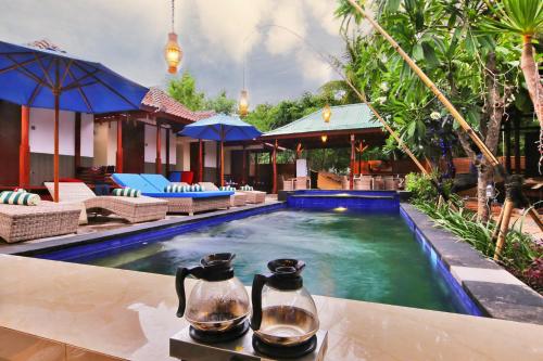 une piscine dans une villa avec un hôtel dans l'établissement Sari Gili Bungalow, à Gili Air