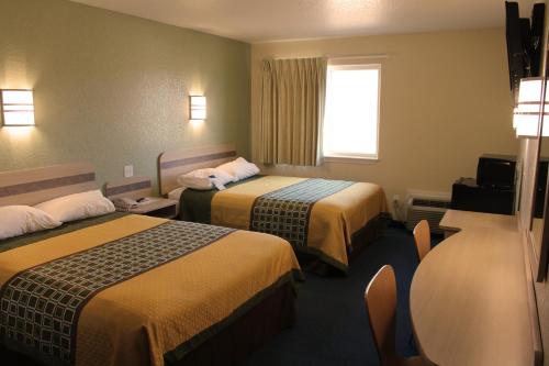 フレデリックスバーグにあるWine Country Innのベッドが2つと窓があるホテルの部屋