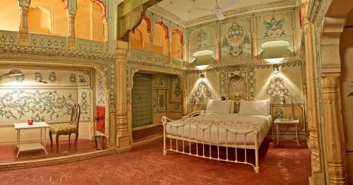 - une chambre avec un lit et du papier peint floral dans l'établissement Vivaana, à Mandāwa