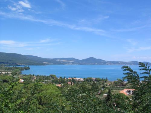 een uitzicht op een grote hoeveelheid water bij Casa Belvedere in Mazzano Romano