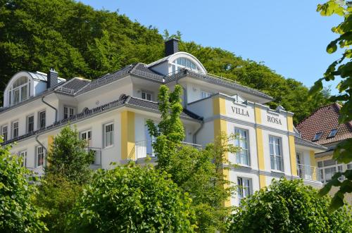 オストゼーバート・ゼリンにあるVilla Rosa - Apt. 05の木立の大きな黄白の建物