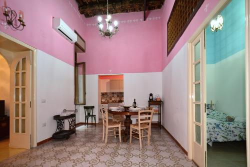 ナポリにあるAtriumのピンクの壁のダイニングルーム(テーブル、椅子付)