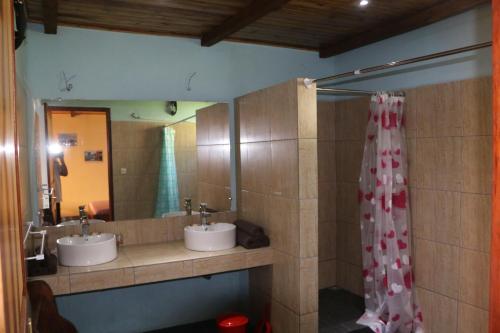 ディエゴ・スアレスにあるHotel De La Baieのバスルーム(シンク2台、大きな鏡付)