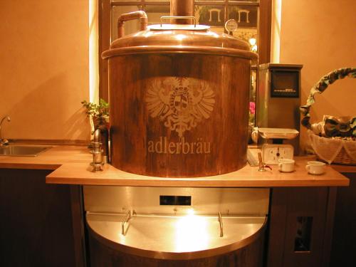 a large pot sitting on top of a counter in a bathroom at Zum schwarzen Adler in Tulln