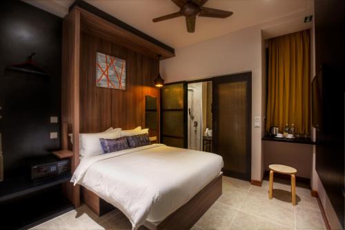 a bedroom with a bed and a ceiling fan at Hotel Twenty 8B in Kuala Lumpur