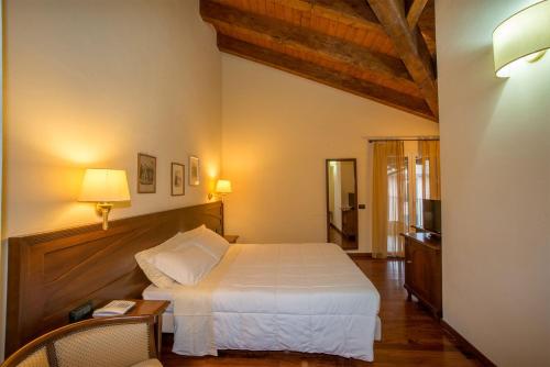 Un pat sau paturi într-o cameră la Hotel Conteverde