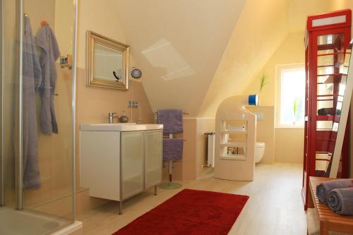 Bilik mandi di Ferienwohnung INSELVILLA