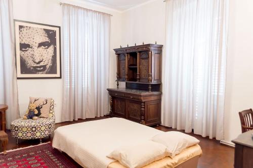 1 dormitorio con 1 cama, armario y silla en At the Theatre, en Rijeka