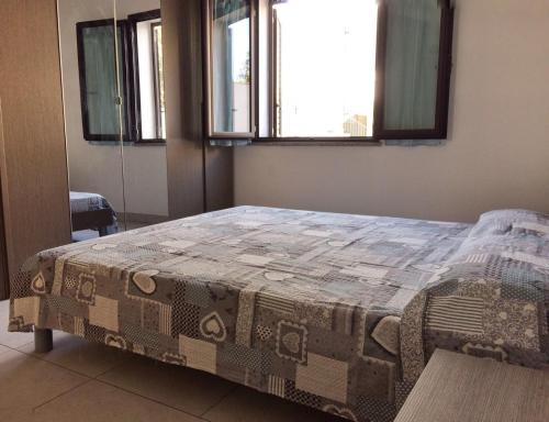 トルトリにあるCopernico's new apartmentの窓付きの部屋にベッド付きのベッドルーム1室があります。