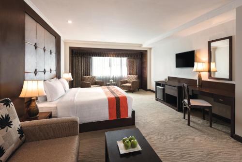 Postel nebo postele na pokoji v ubytování Movenpick Suriwongse Hotel Chiang Mai
