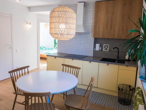 a kitchen with a table and chairs and a sink at Aloha from Rewa in Rewa