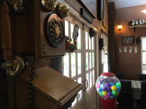 a room with a clock and a vase with balloons at The Green land (Khok Kruat) in Nakhon Ratchasima