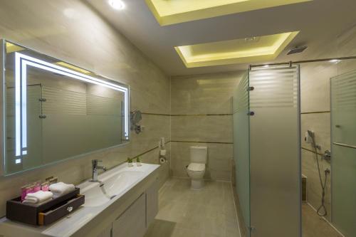 a bathroom with a sink and a shower and a toilet at Pickalbatros Aqua Blu Sharm El Sheikh in Sharm El Sheikh