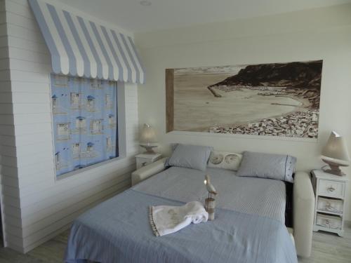 a bedroom with two beds and a picture of a beach at Akisol Sesimbra Beach III in Sesimbra