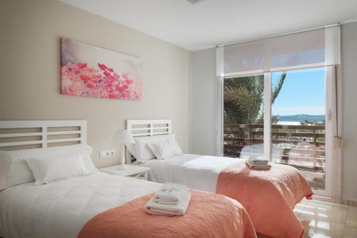 A bed or beds in a room at Apartamentos Marta PLAYA