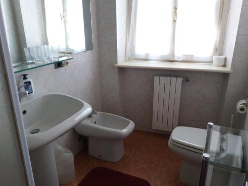 ピアチェンツァにあるB&B "Angela "の白いバスルーム(洗面台、トイレ付)