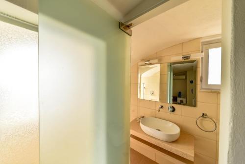 Kupatilo u objektu Caldera View Resort - Adults Only