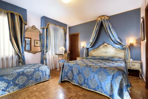 Postel nebo postele na pokoji v ubytování Royal San Marco Hotel