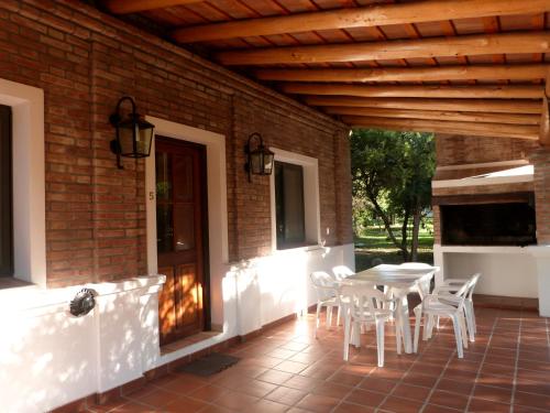 Galeriebild der Unterkunft Jardines del Cielo Cabañas & Apart Suites in Nono