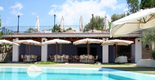 un complexe avec un billard, des tables et des parasols dans l'établissement Agriturismo Cally Cally, à Nicotera Marina